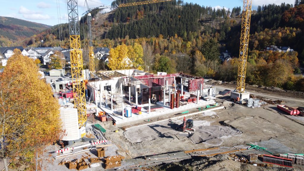 Drohnenaufnahme der Baustelle des Schutzhütte Hotels in Willingen