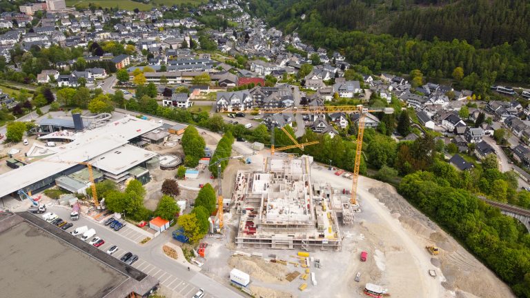 Drohnenaufnahme der Baustelle des Schutzhütte Hotels in Willingen