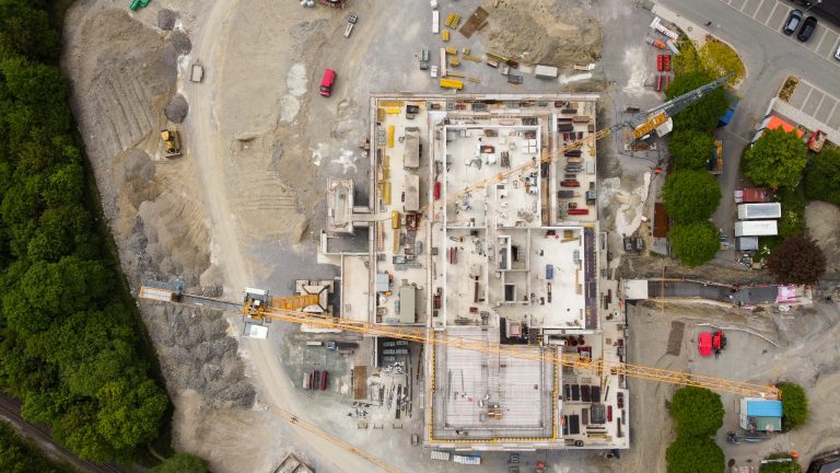 Drohnenaufnahme der Baustelle des Schutzhütte Hotels in Willingen