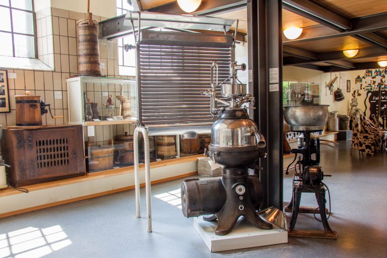 Geräte für die Milchverarbeitung in einem Museum