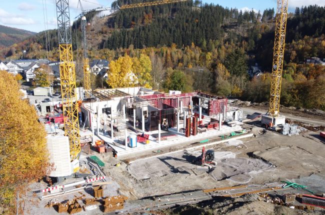 Drohnenaufnahme der Baustelle des Schutzhütte Hotels in Willingen