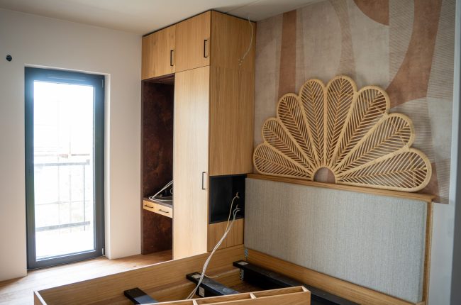 Im Bau befindliche M&ouml;bel wie Bett und Kleiderschrank aus Holz im Boho-Stil